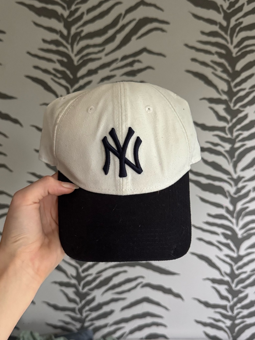 New Era NY Yankees Cream & Navy Baseball Cap